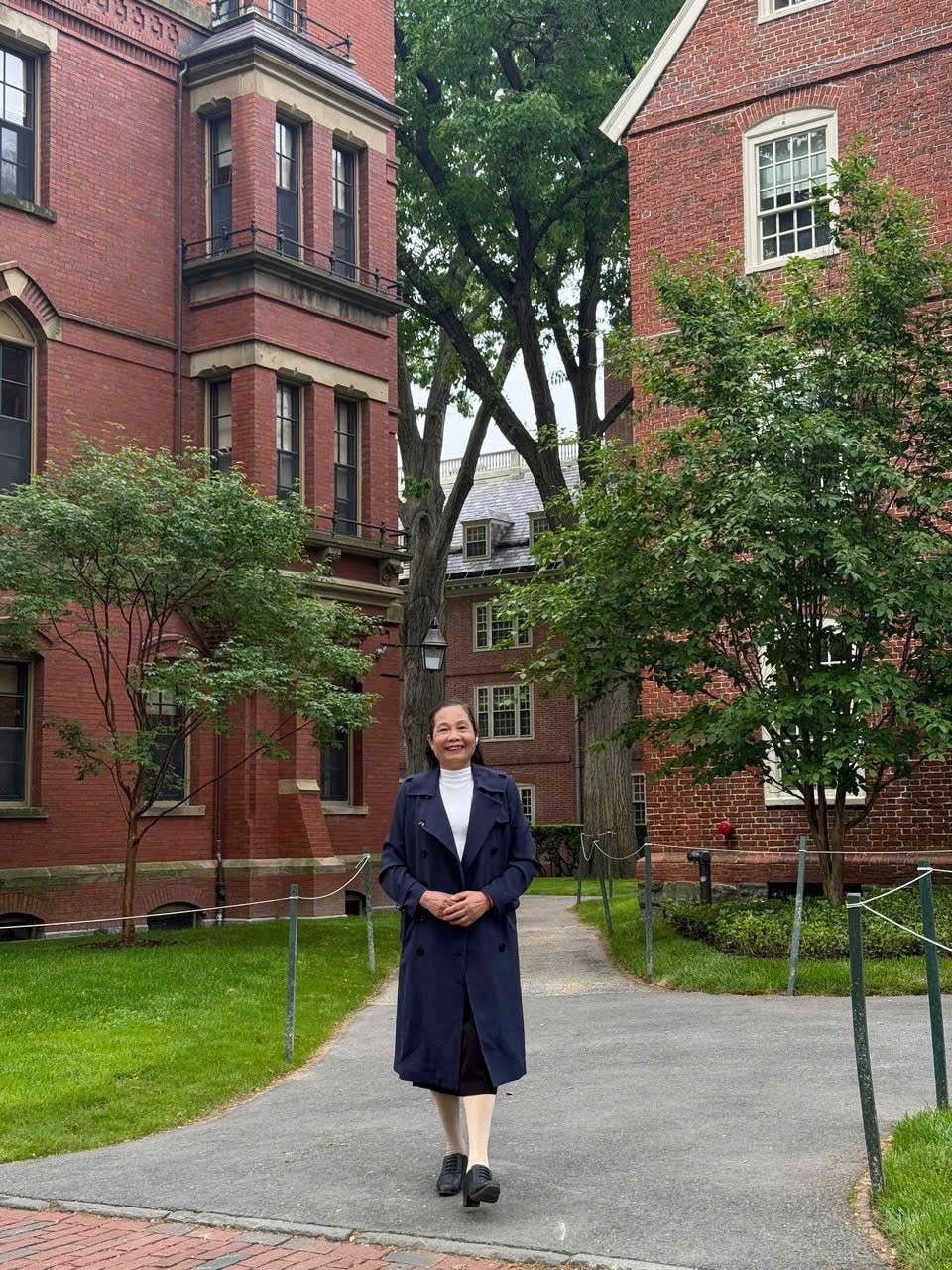 Ảnh toàn thân cô Liên trên lối đi trong chuyến thăm khuôn viên Harvard